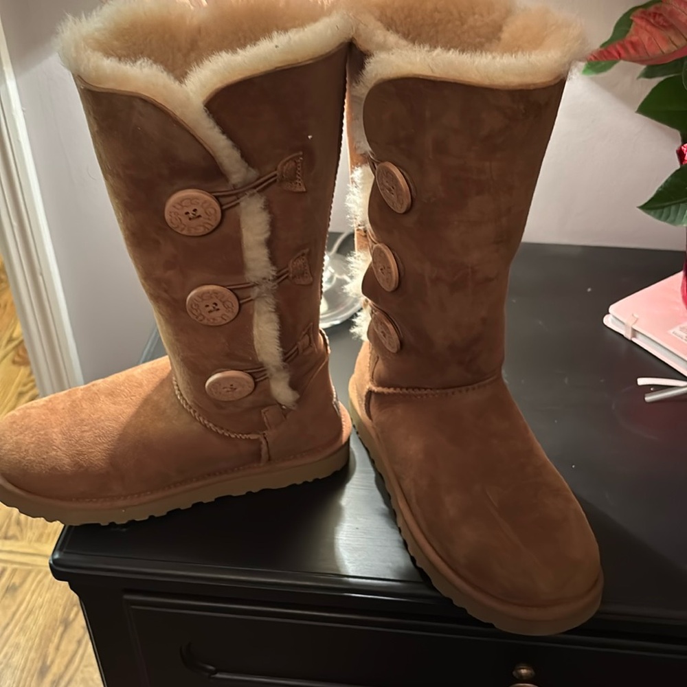 UGG  Bailey Suede 3 button boots!  Size 5.5
